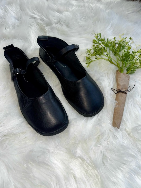INTENTIONALLY BLANK Shoes - Intentionally Blank Anthropologie Classic Black Leather Mary Jane Flats Sz 38 EU
